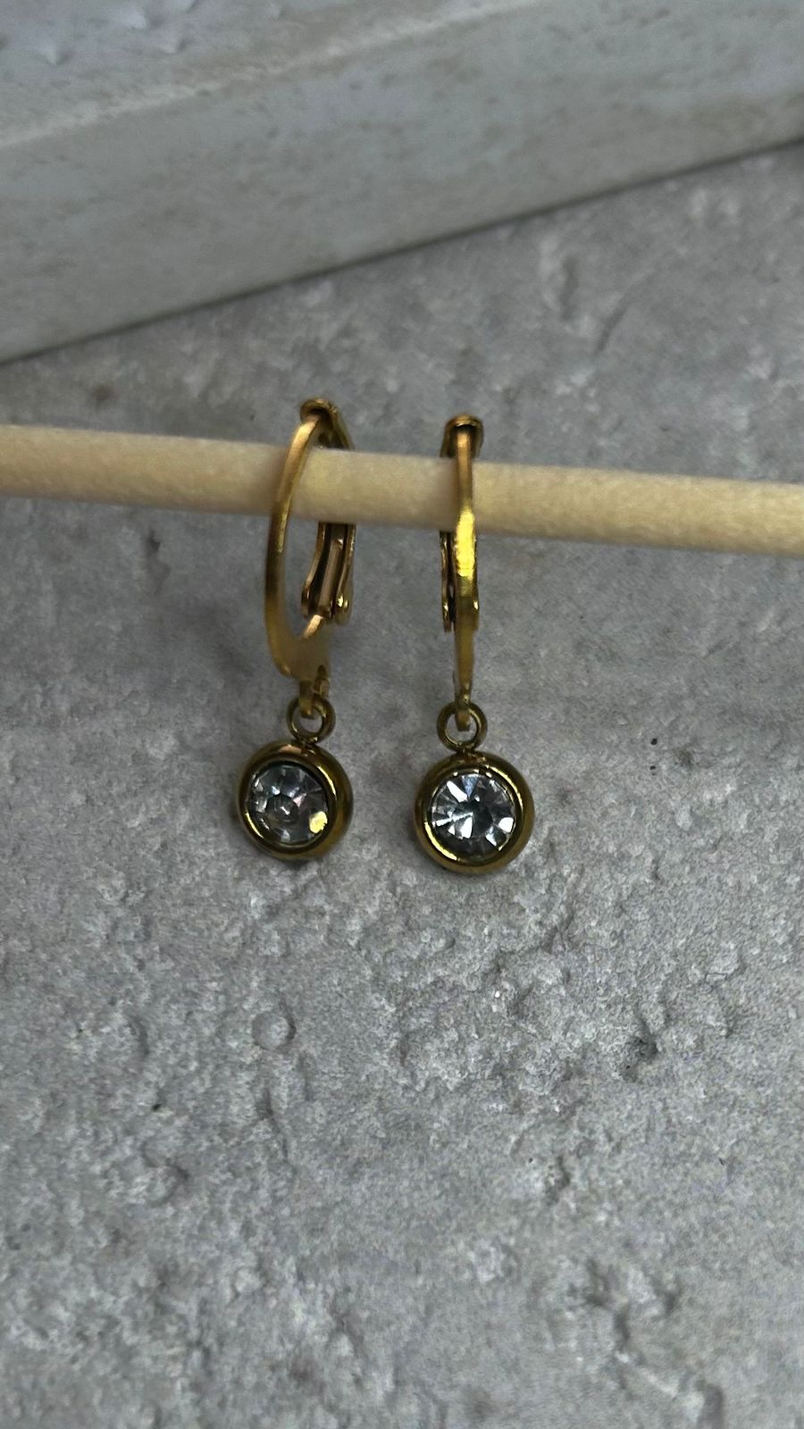 Argolas com brilho e zircônia